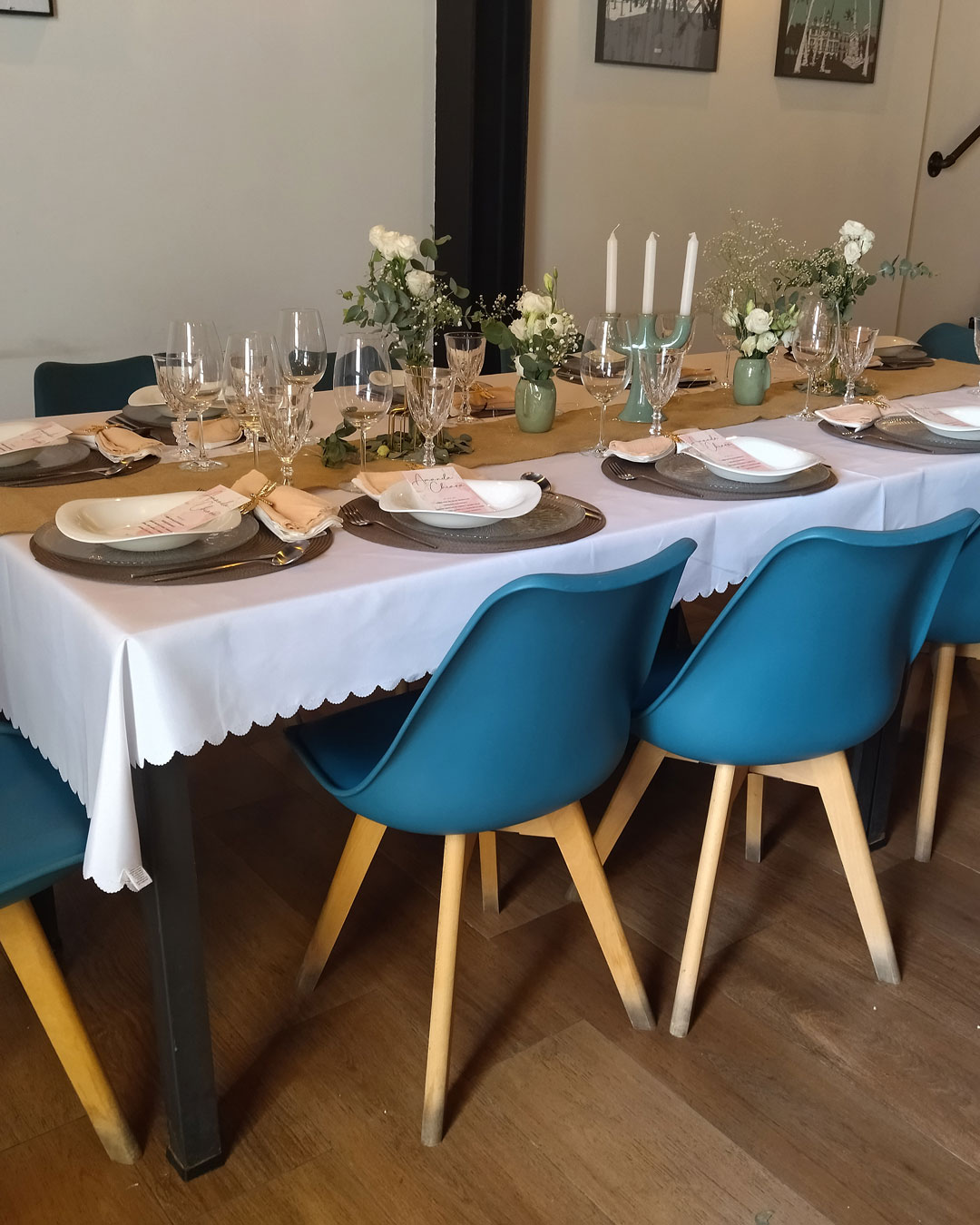 En la imagen se ve parte del salón del restaurante preparado para una celebración