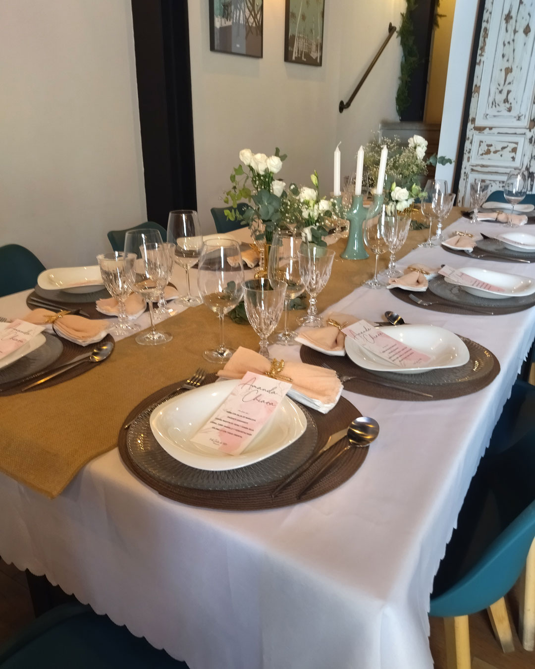 En la imagen se ve parte del salón del restaurante preparado para una celebración