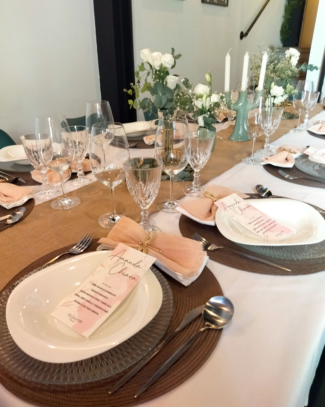 En la imagen se ve parte del salón del restaurante preparado para una celebración