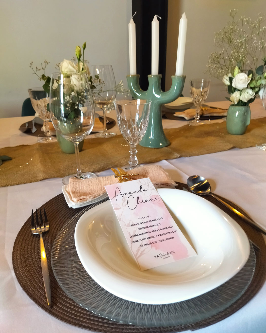 Detalle de la tarjeta de invitación para la celebración de una boda en el restaurante