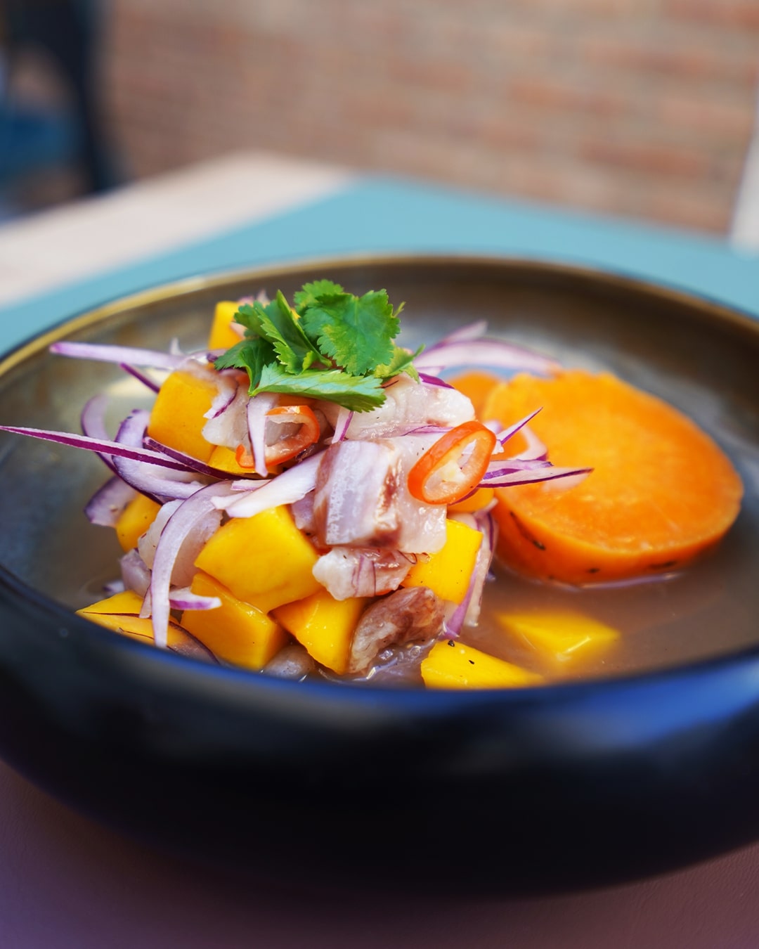 Primer plano de un plato de comida con diferentes ingredientes
